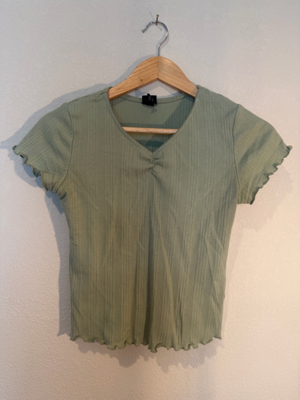 art class Ribbed V-Neck Short Sleeve Top in Light Sage Green